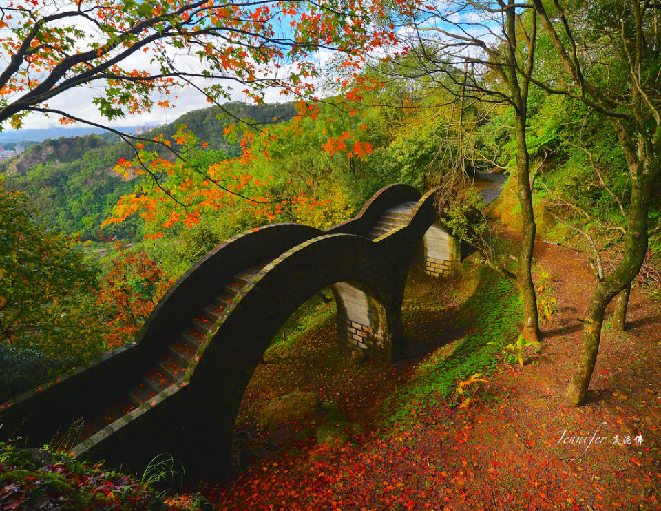 微微懶賞楓攻略 小 巧 拱 橋 搭 配 滿 地 楓 葉 （ 圖 片 來 源 ： goo.gl/qKqZnM ）