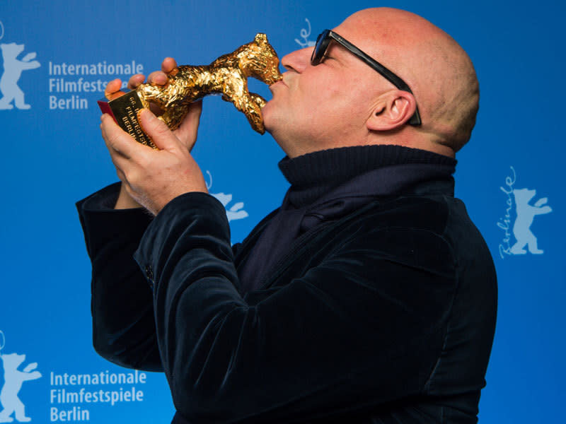 <p>… brachte Gianfranco Rosi mit seiner Flüchtlingsdoku „Fuocoammare“ auf die Berlinale-Leinwände. In seinem Film erzählt der italienische Regisseur vom Alltag und Flüchtlingsdrama auf der Insel Lampedusa und wurde dafür mit einem Goldenen Bären geehrt. Seit 60 Jahren konnte kein Dokumentarfilm mehr den wichtigsten Berlinale-Preis ergattern. (Bild: dpa)<br></p>