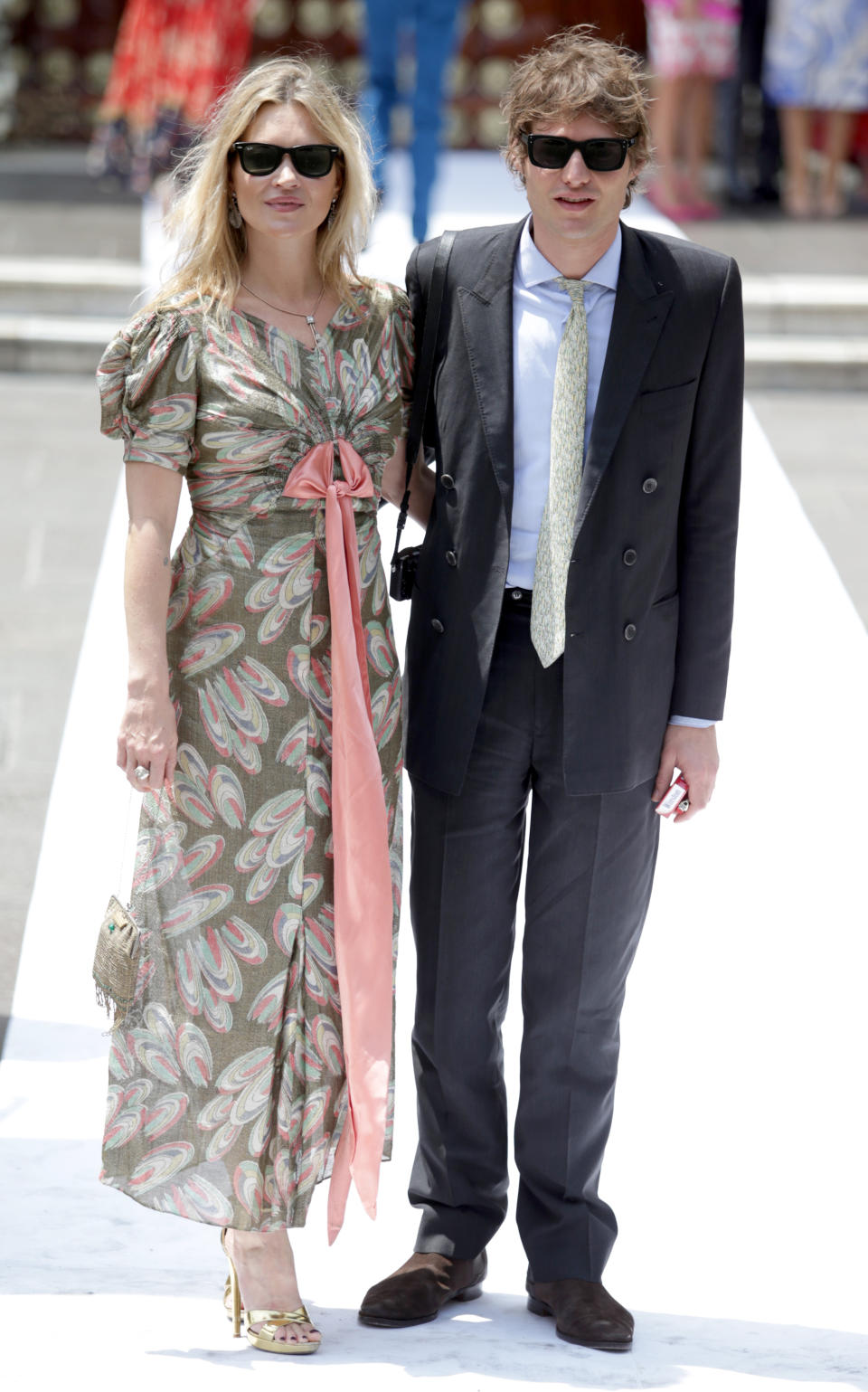 <p>Zur Hochzeit von Prinz Christian von Hannover und Alessandra de Osma in Peru wählte Kate Moss ein verspieltes Kleid mit Pfauenmuster und einer rosa Schleife. Perfektes Hochzeitsgast-Outfit. [Bild: Getty] </p>