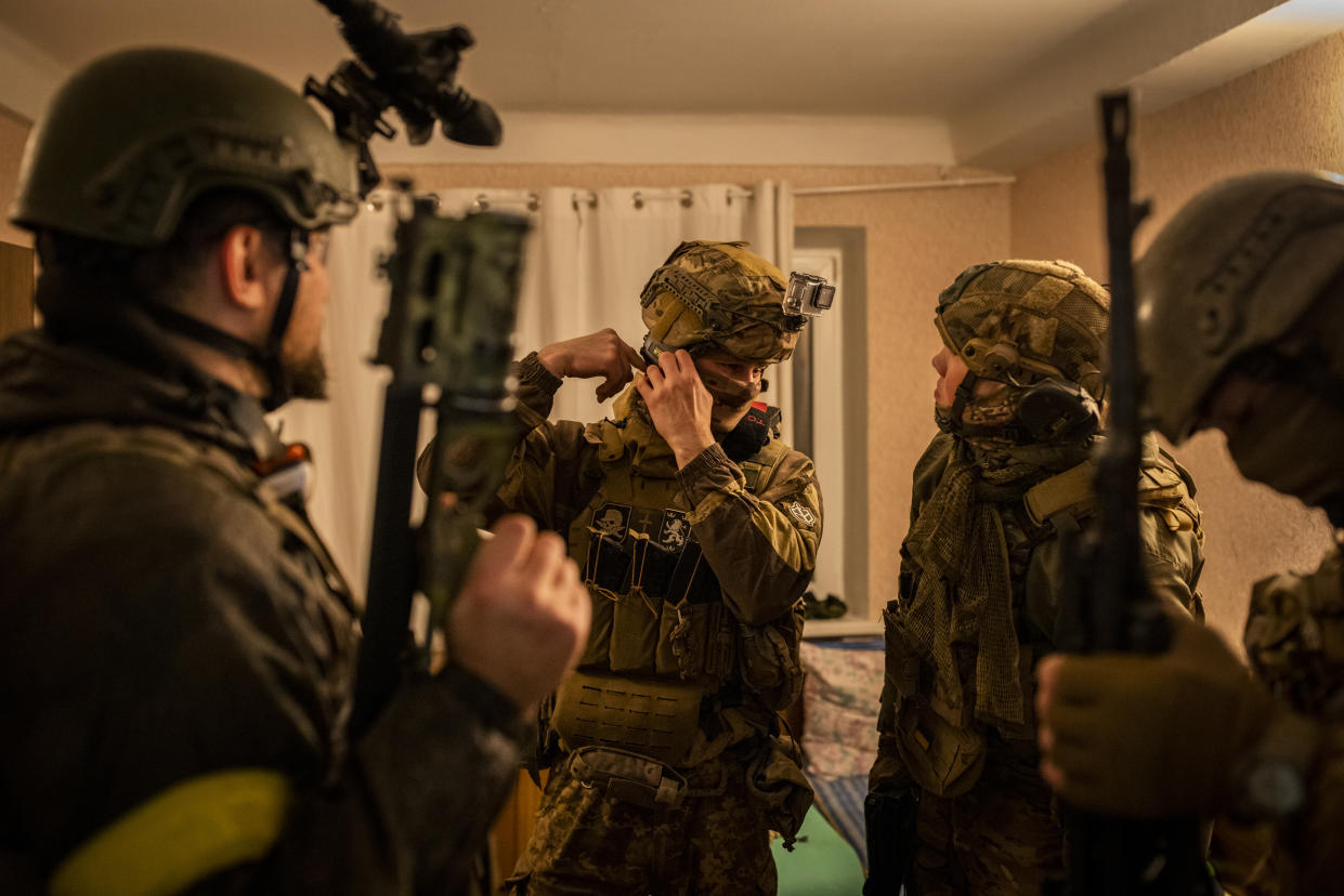 Un combatiente voluntario ruso del Ejército ucraniano, en el centro, con un parche de Galizien y otro con una Totenkopf, en el sur de Ucrania el 5 de noviembre de 2022. (Ivor Prickett/The New York Times)