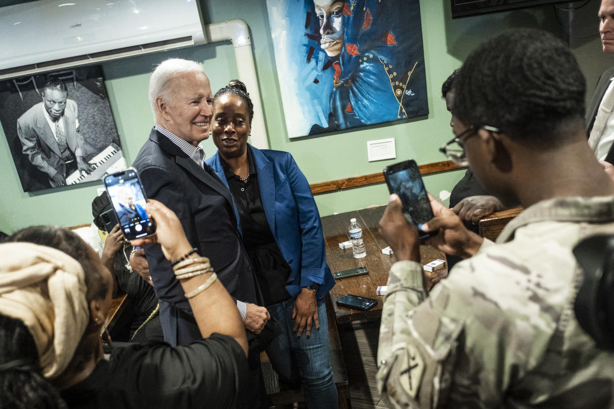 El presidente Joe Biden durante una visita a Hannibal’s Soul Kitchen en Charleston, Carolina del Sur, el 8 de enero de 2024. (Pete Marovich/The New York Times)

