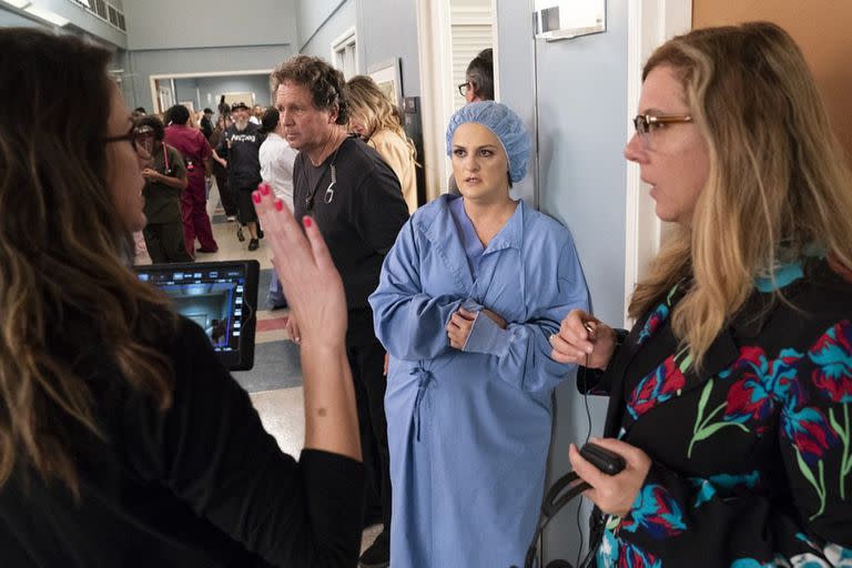 Elisabeth Finch, guionista de Grey's Anatomy, actuando de enfermera en la serie