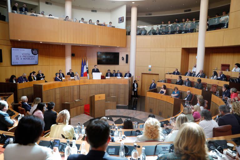 El presidente francés, Emmanuel Macron, se dirige a la Asamblea de Córcega durante una sesión como parte de la visita de tres días de Macron a la isla de Córcega, en el sur de Francia, el 28 de septiembre de 2023 en Ajaccio.