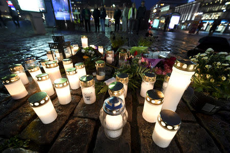 Candles at Turku Market Square for the victims of Friday's stabbings are pictured in Turku, Finland August 18, 2017. LEHTIKUVA/Vesa Moilanen via REUTERS ATTENTION EDITORS – THIS IMAGE WAS PROVIDED BY A THIRD PARTY. FINLAND OUT. NO THIRD PARTY SALES. NOT FOR USE BY REUTERS THIRD PARTY DISTRIBUTORS.