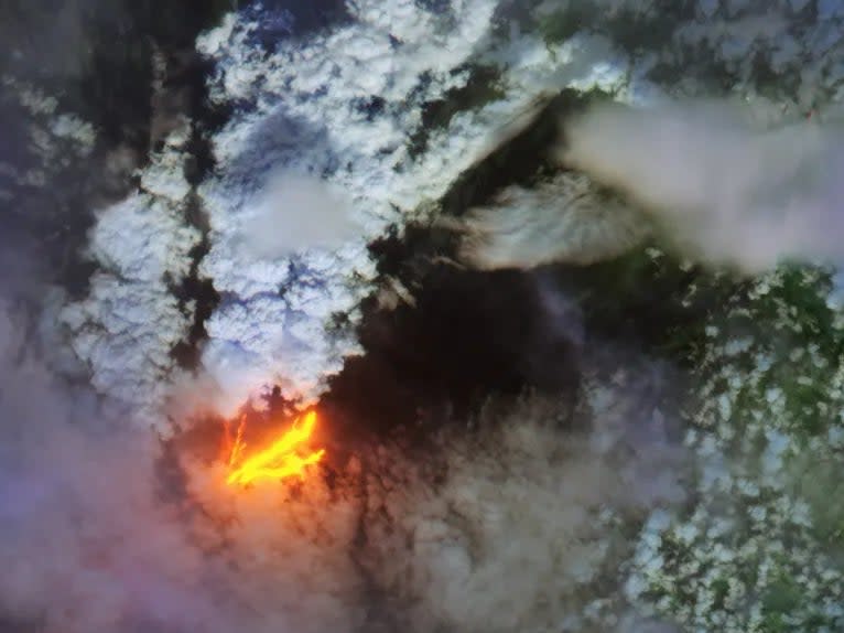 This image from a European Space Agency satellite shows the Mauna Loa eruption on 28 November (European Space Agency)