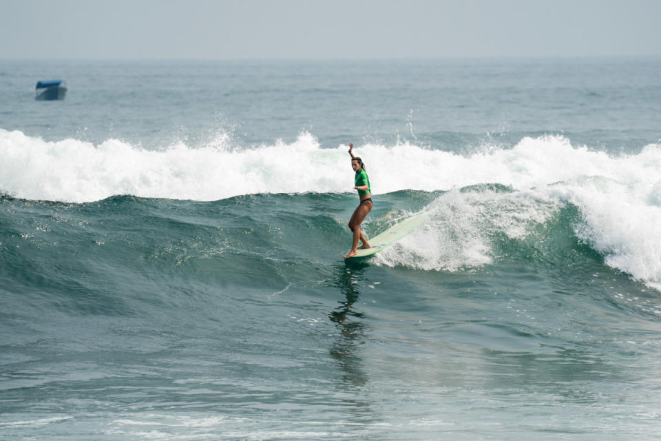 Blomfield, the stylish regular-footer from Hawaii, on her way to claim ISA glory for her team<p>Pablo Jimenez/ISA</p>