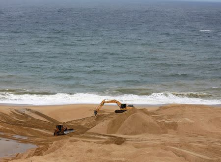 An excavator works on land reclamation at "Colombo Port City" construction site, which is backed by Chinese investment, in Colombo, Sri Lanka, August 9, 2016. REUTERS/Dinuka Liyanawatte/File Photo