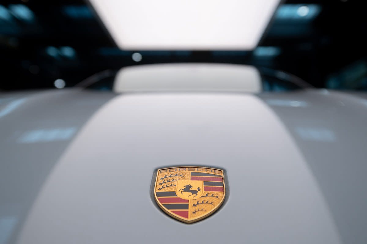 Das Logo eines E-Porsche.