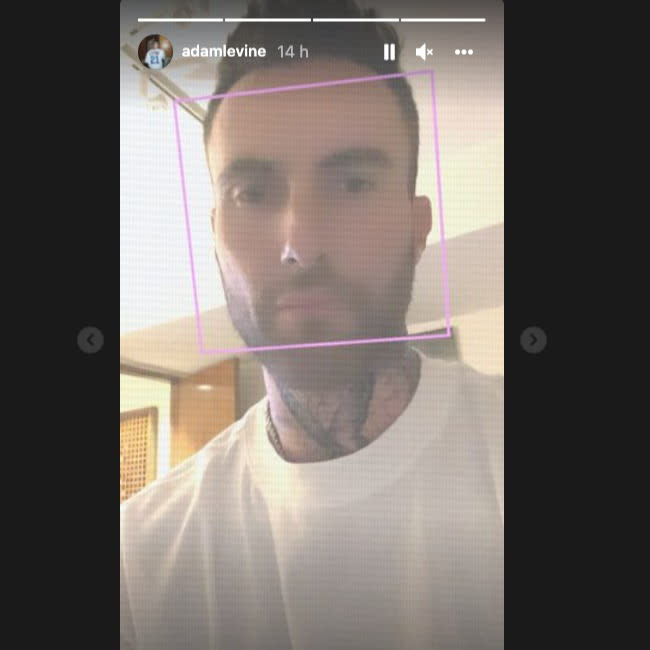 Adam Levine demostrándole a su madre que no se ha hecho un tatuaje en la cara credit:Bang Showbiz