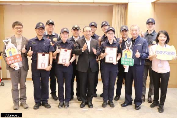 新北市長侯友宜與動保警察合照。(圖:新北市政府動物保護防疫處提供)