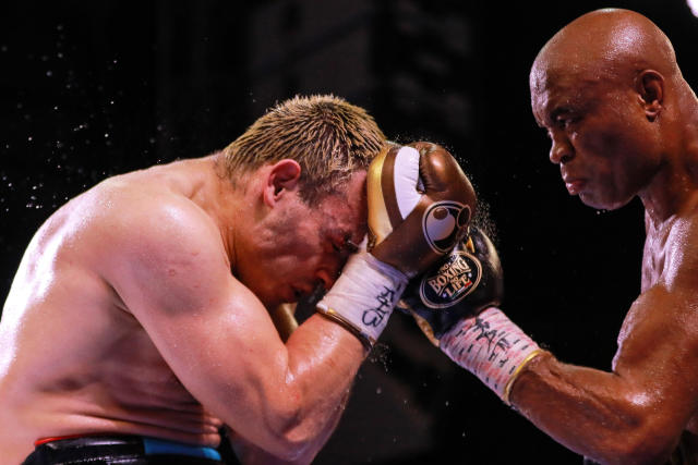 Anderson Silva Defeats Julio Cesar Chavez Jr.