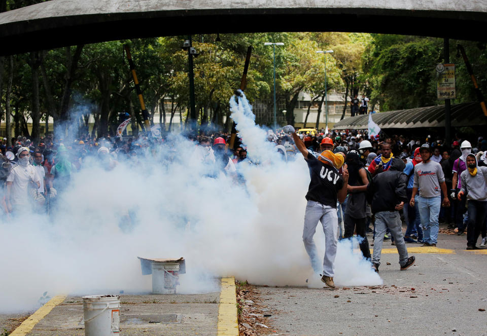 <p>Opposition supporters clash with security forces during protests against President Nicolas Maduro in Caracas, Venezuela May 4, 2017. (Carlos Garcia Rawlins/Reuters) </p>