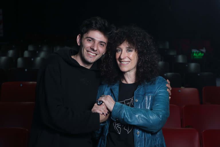 Máximo Meyer, protagonista de Querido Evan, junto a Julia Zenko, quien encarna a su madre