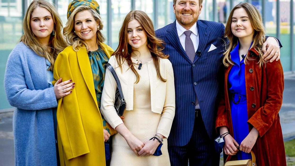 König Willem-Alexander der Niederlande und Königin Maxima mit ihren Töchtern  Ariane (r), Alexia (M) und Amalia (l) am Königstag 2021.