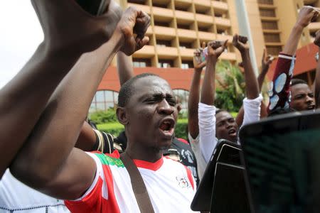 Anti-coup protesters shout slogans at the Laico hotel in Ouagadougou, Burkina Faso, September 20, 2015. REUTERS/Joe Penney