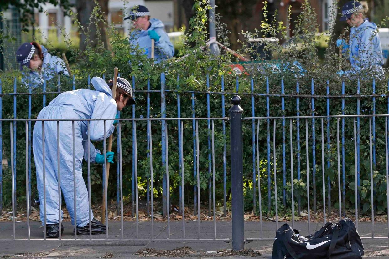 Forensics teams in Turnpike lane after a fatal stabbing: NIGEL HOWARD ©