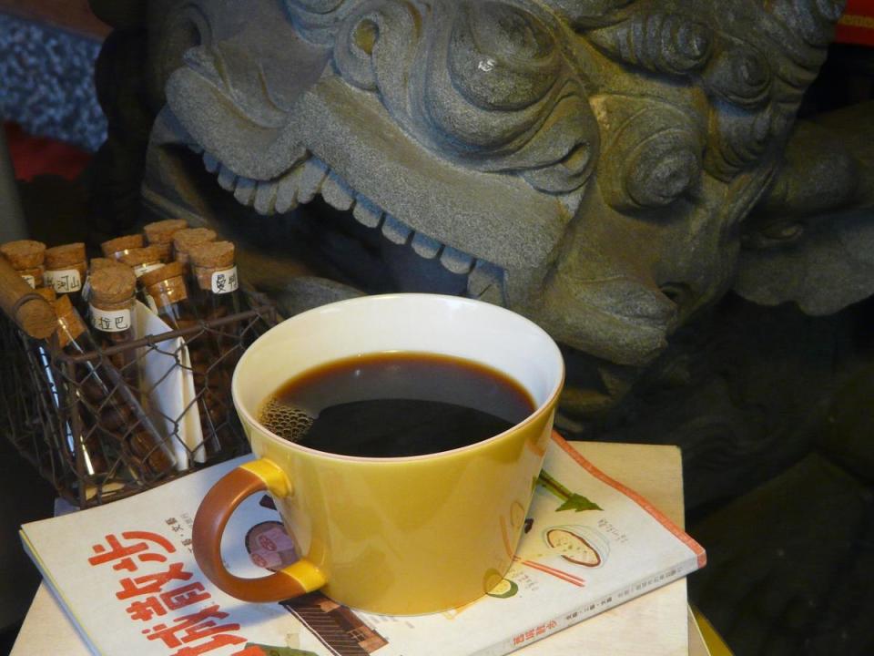 廟前的石獅子幸福地每天聞著咖啡香。