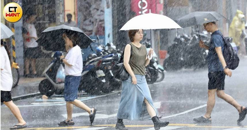 氣象署表示，週末水氣較多，基隆北海岸、大臺北及東半部地區有局部短暫雨。（示意圖／方萬民攝）