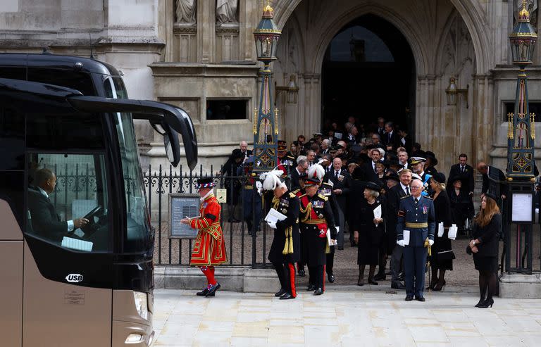 Los líderes mundiales esperan para subir a un autobús el día del funeral de estado y el entierro de la reina Isabel de Inglaterra, en Londres, Gran Bretaña, el 19 de septiembre de 2022.