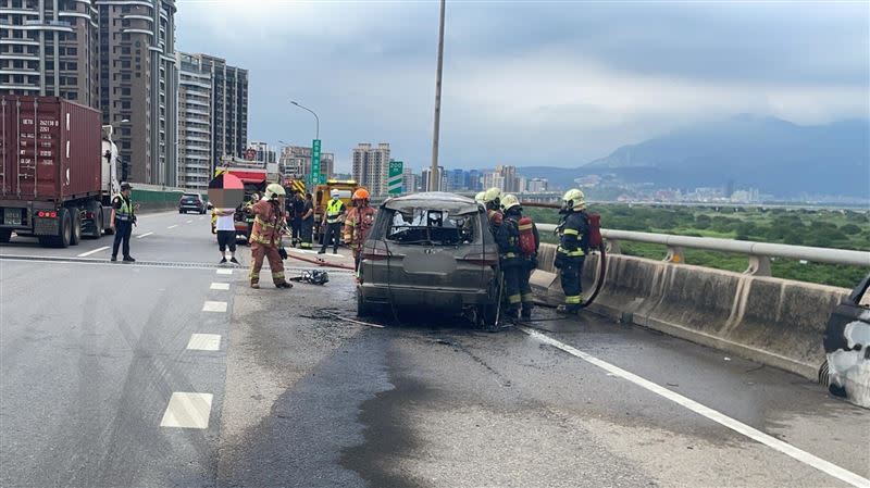 盧男的愛車因不明原因開始起火燃燒，場面相當狼藉。（圖／翻攝畫面）