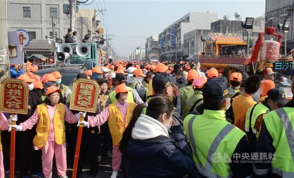 苗栗縣通霄鎮白沙屯拱天宮媽祖徒步進香確定復辦，拱天宮管委會指出，活動維持原定9天8夜。圖為2017年進香情形。（中央社檔案照片）