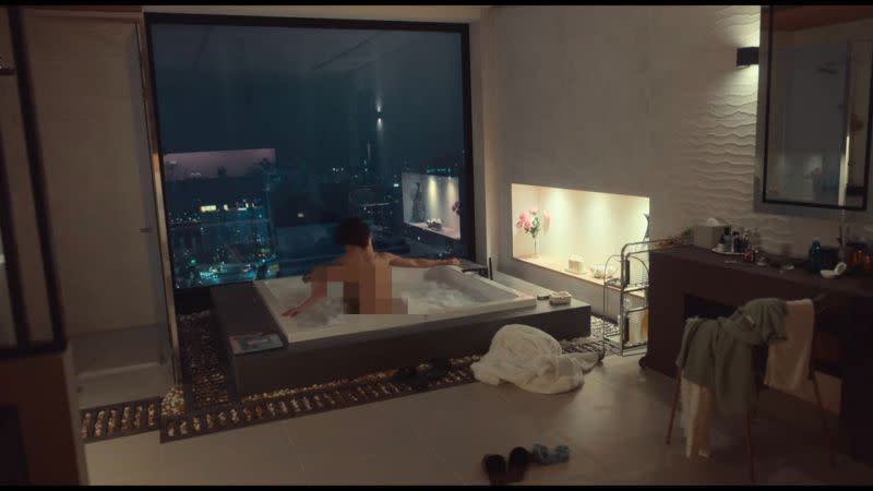 ▲《黑暗榮耀2》的空姐崔惠程（車珠英 飾）竟然上演全裸戲碼，引發南韓網友熱議。（圖／翻攝Netflix）