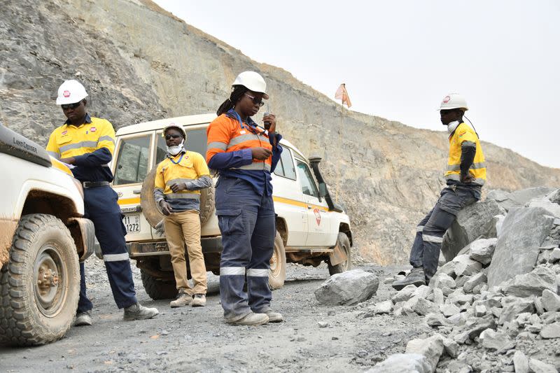 Rosalie Koffi, de 31 años, ingeniera senior de perforación y tronadura, instruye al equipo de contratistas antes de detonar explosivos en la roca en el sitio de la mina de oro, operado por Endeavour Mining Corporation en Hounde, Burkina Faso