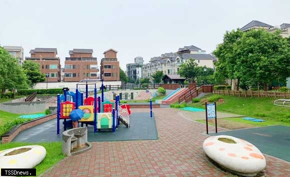 林口區東湖公園內設有滯洪池並打造具有遊戲功能。(圖：新北市綠美化環境景觀處)