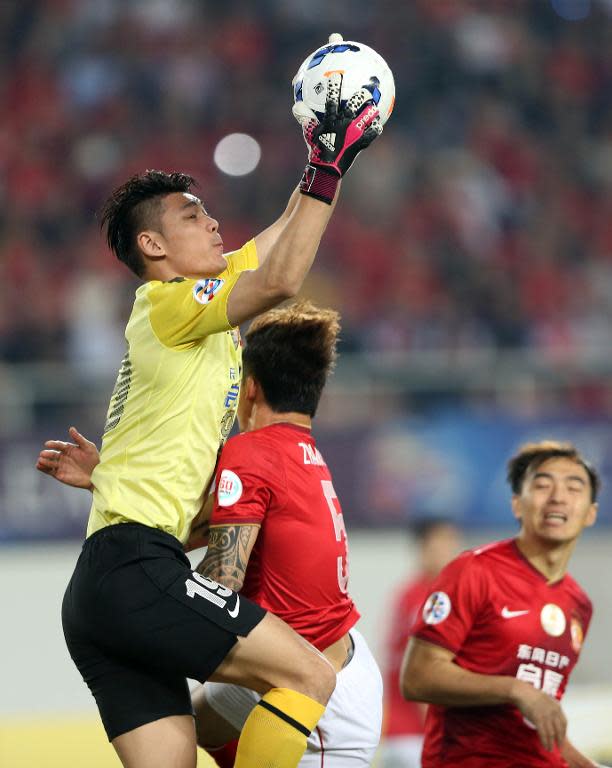 Guangzhou Evergrande's Zeng Cheng suffered a broken jaw in the match against Western Sydney Wanderers, halting the game for nearly 15 minutes