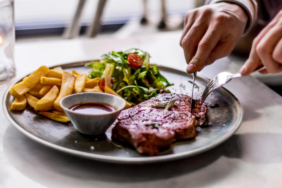 Woher stammt das Fleisch, das im Restaurant auf den Teller kommt? In Frankreich sind dazu seit März Angaben in der Speisekarte verpflichtend. (Bild: Getty Images)