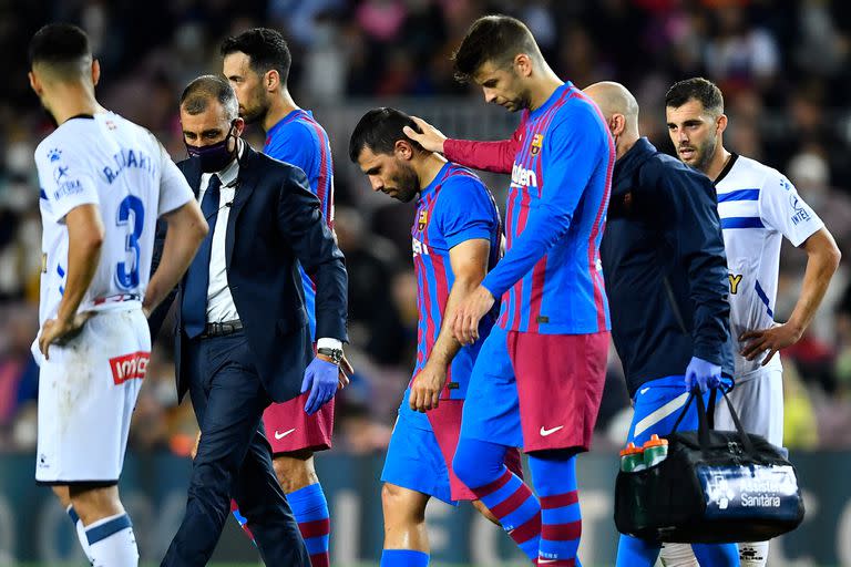 Agüero al salir del campo de juego con el dolor en el pecho 