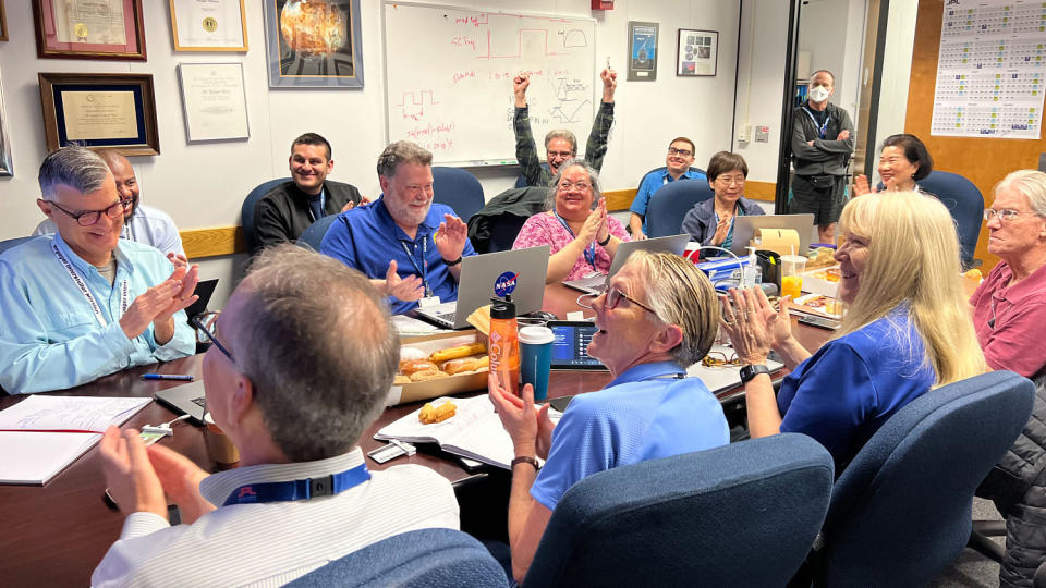 Leden van het Voyager-vluchtteam vieren feest op 20 april in een vergaderruimte in het Jet Propulsion Laboratory van NASA.  (NASA)