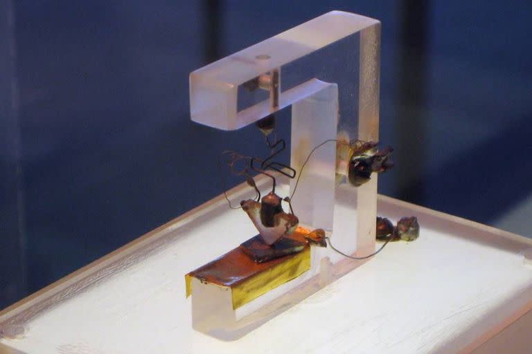 El primer transistor, fabricado en 1947; cualquier celular tiene cientos de millones en su procesador