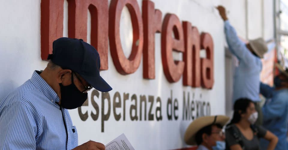 Hombre recargado en sede de Morena