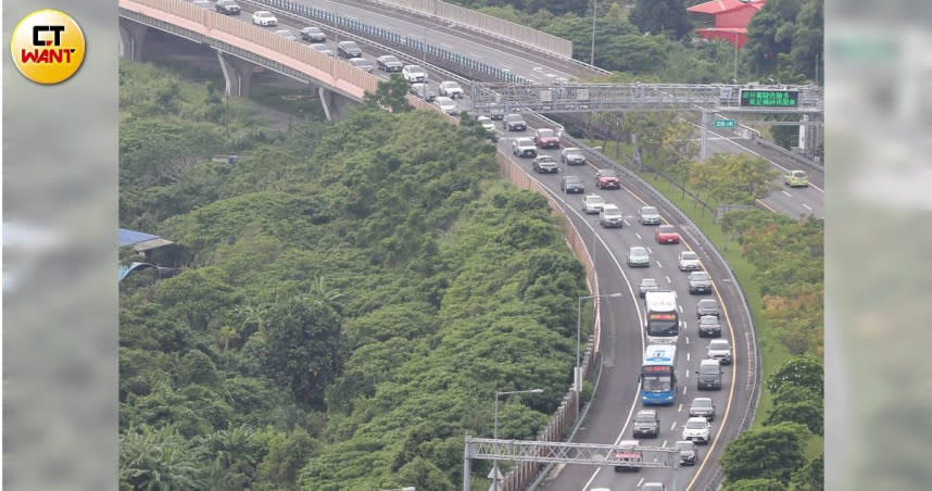 交通部公路局公布端午假期「6大地雷路段」，預估周六（8日）連假首日將出現第一波南下車潮。（圖／李宗明攝）