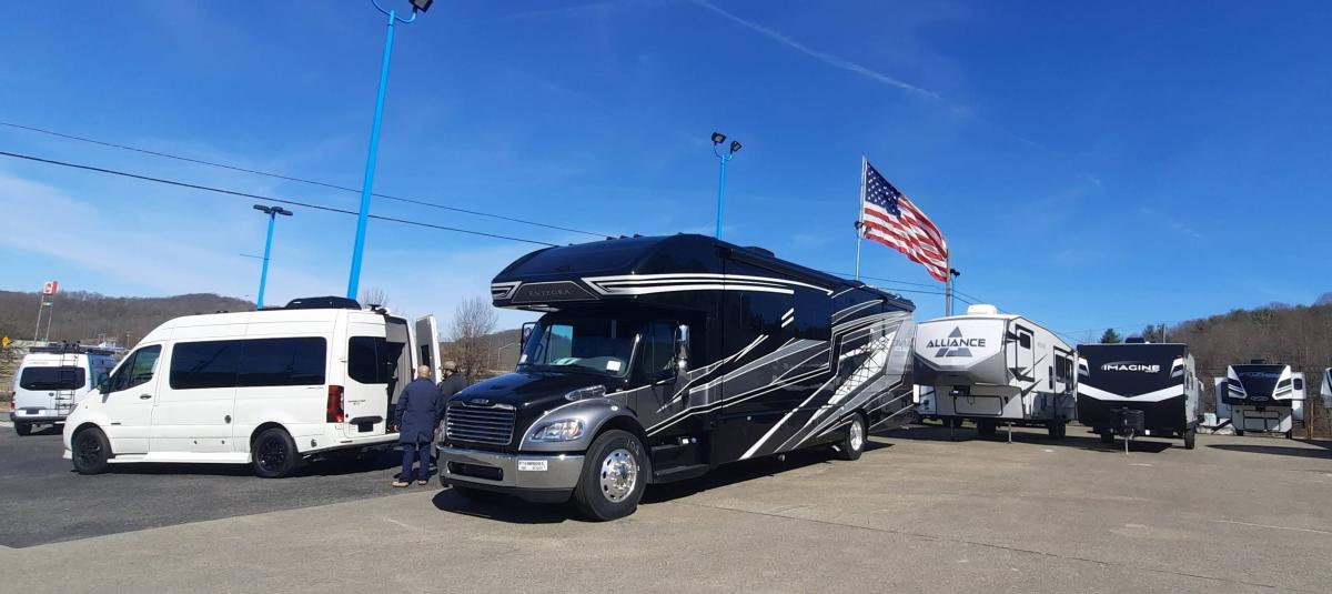 Going to the Daytona RV Show at the Speedway? Here is what you can expect.