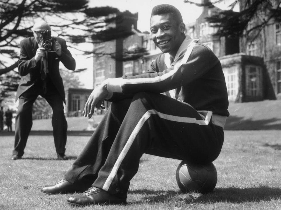 Con el balón: Pelé en Inglaterra, 1963 (Getty)