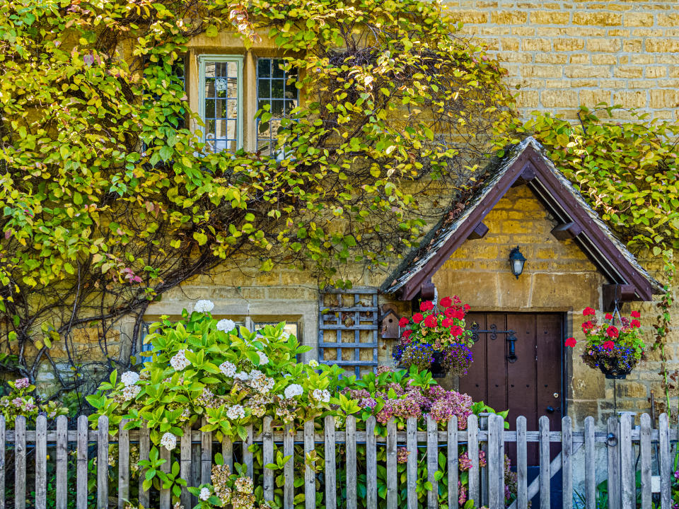 property The British region of the Cotswolds ANOB on September 20, 2019: Quaint rustic entry courtyard in the town of Wyck Rissington in the Cotswolds area of the United Kingdom