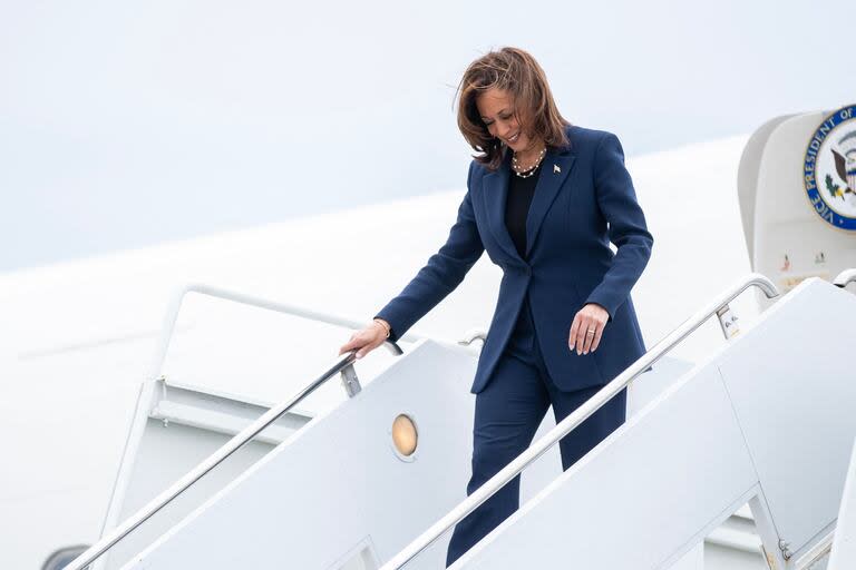 Kamala Harris, al bajar del Air Force Two en Milwaukee, Wisconsin.  (Jim Vondruska / GETTY IMAGES NORTH AMERICA / Getty Images via AFP)