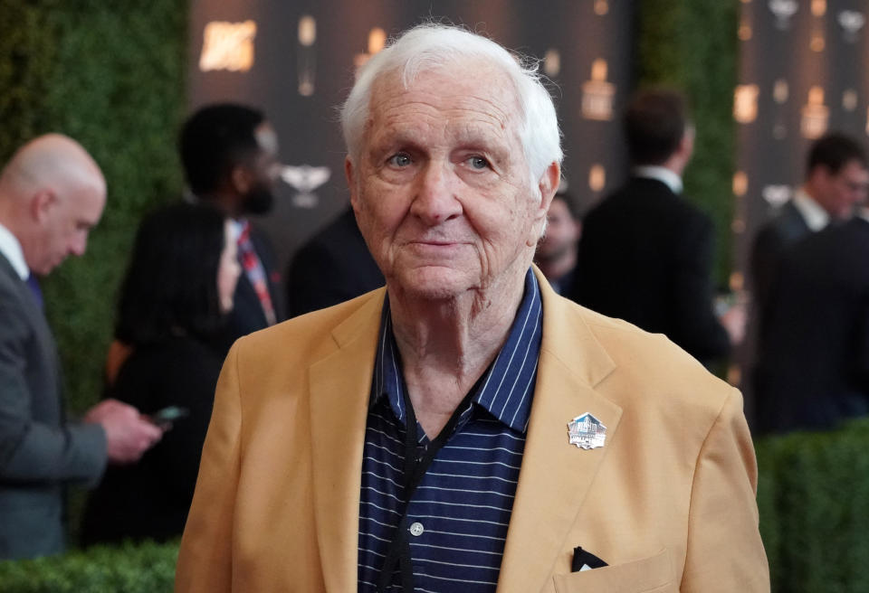 1 de febrero de 2020;  Miami, Florida, Estados Unidos;  Gil Brandt llega a la alfombra roja durante la presentación de los premios NFL Honors en el Adrienne Arsht Center.  Crédito obligatorio: Kirby Lee-USA TODAY Sports