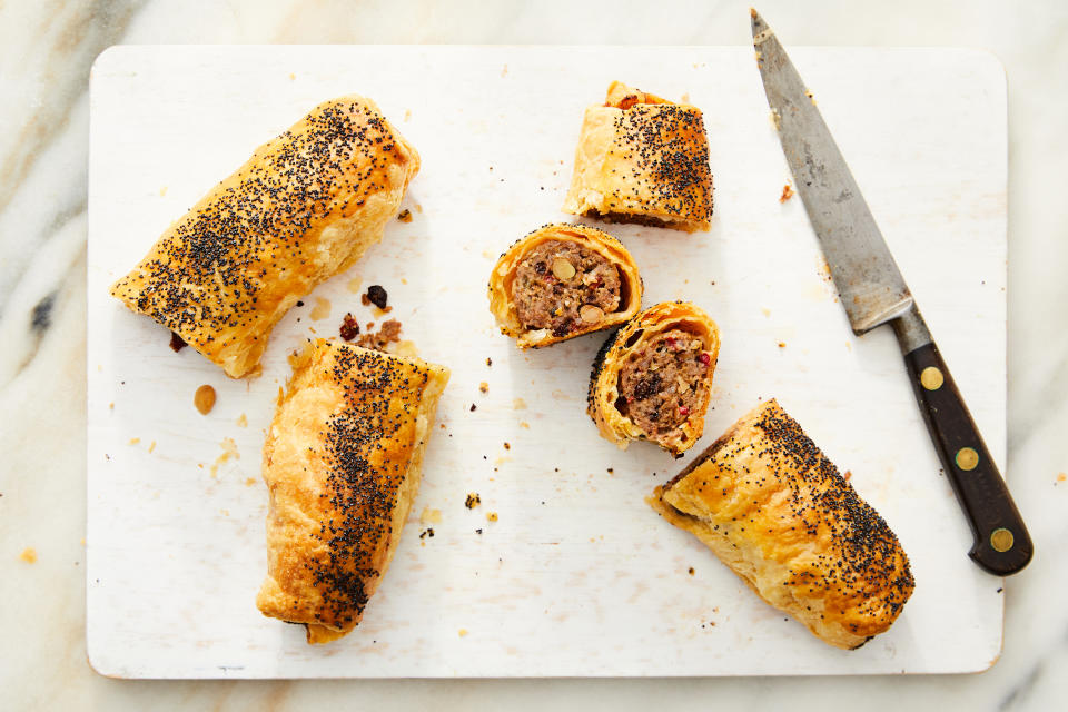 Rollos de salchicha de cordero, harissa y almendra en Nueva York, el 7 de octubre de 2020. Estilista de alimentos: Barrett Washburne. (Ryan Liebe/The New York Times)