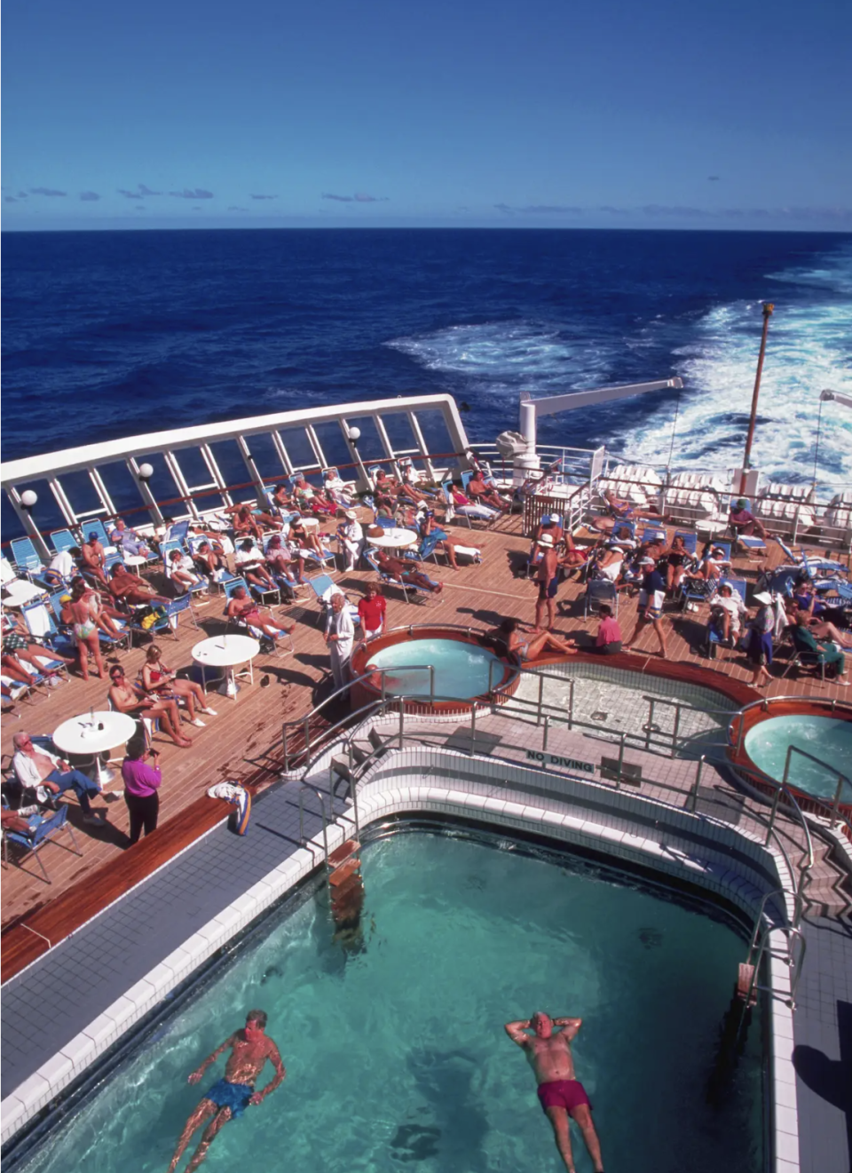 Die Passagiere konnten das Sommerwetter auf dem Deck genießen. - Copyright: Nik Wheeler/Corbis via Getty Images