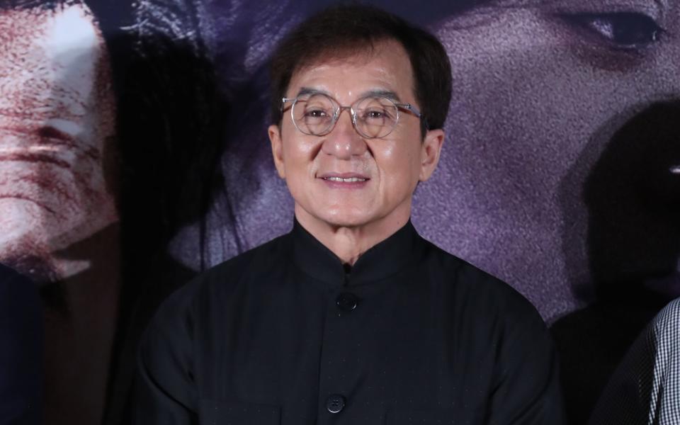 Dass ein Actionstar wie Jackie Chan bei einem gefährlichen Stunt ums Leben kommt, wirkt auf den ersten Blick natürlich wie eine durchaus plausible Erklärung für einen plötzlichen Tod. Dennoch waren dementsprechende Meldungen falsch: Die Martial-Arts-Legende starb 2013 nicht bei Dreharbeiten in Österreich. (Bild: VCG/VCG via Getty Images)