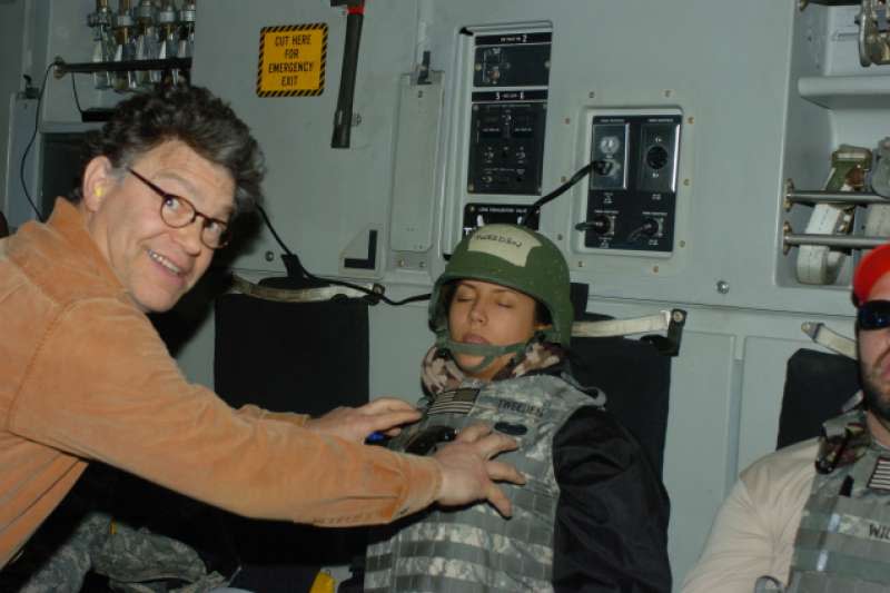 美國聯邦參議員法蘭肯（Al Franken）被指控性騷擾一位廣播節目女主持人崔登（Leeann Tweeden），還拍下照片（KABC）