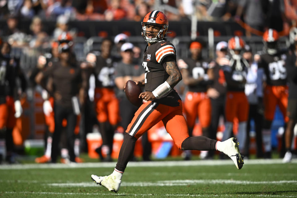 Oct 1, 2023; Cleveland, Ohio, USA; Cleveland Browns quarterback <a class="link " href="https://sports.yahoo.com/nfl/players/40195" data-i13n="sec:content-canvas;subsec:anchor_text;elm:context_link" data-ylk="slk:Dorian Thompson-Robinson;sec:content-canvas;subsec:anchor_text;elm:context_link;itc:0">Dorian Thompson-Robinson</a> (17) looks to pass in the fourth quarter against the <a class="link " href="https://sports.yahoo.com/nfl/teams/baltimore/" data-i13n="sec:content-canvas;subsec:anchor_text;elm:context_link" data-ylk="slk:Baltimore Ravens;sec:content-canvas;subsec:anchor_text;elm:context_link;itc:0">Baltimore Ravens</a> at Cleveland Browns Stadium. Mandatory Credit: David Richard-USA TODAY Sports
