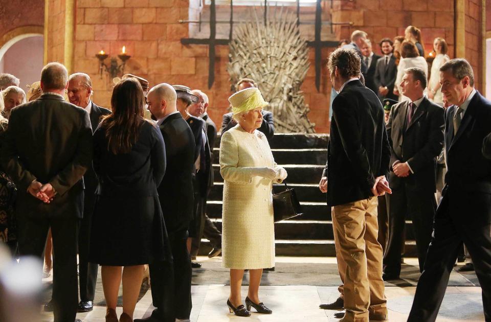 Reina Isabel II conoce algunos de los actores en el cuarto del trono durante su visita al set de HBO 'Juego de Tronos' en Belfast 2014 (Photo by Jonathan Porter - Pool/Getty Images)