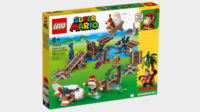 Lego Diddy Kong&#39;s Mine Cart Ride set box on a plain background