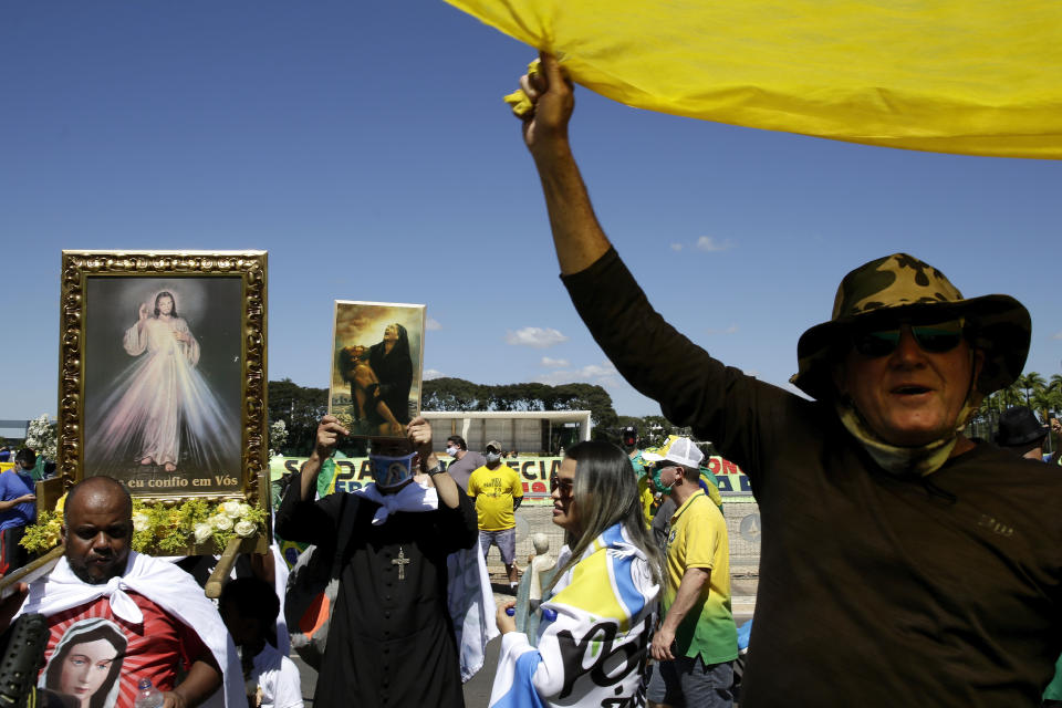 Supporters of Brazil's President Jair Bolsonaro shout slogans during a protest against his former Minister of Justice Sergio Moro and the Supreme Court, in front of the Planalto presidential palace, in Brasilia, Brazil, Sunday, May 3, 2020. (AP Photo / Eraldo Peres)