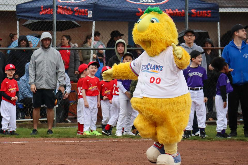 Buster The Blueclaws Mascot Wins Usa Todays 10best Readers Choice Award As Top Mascot Yahoo 