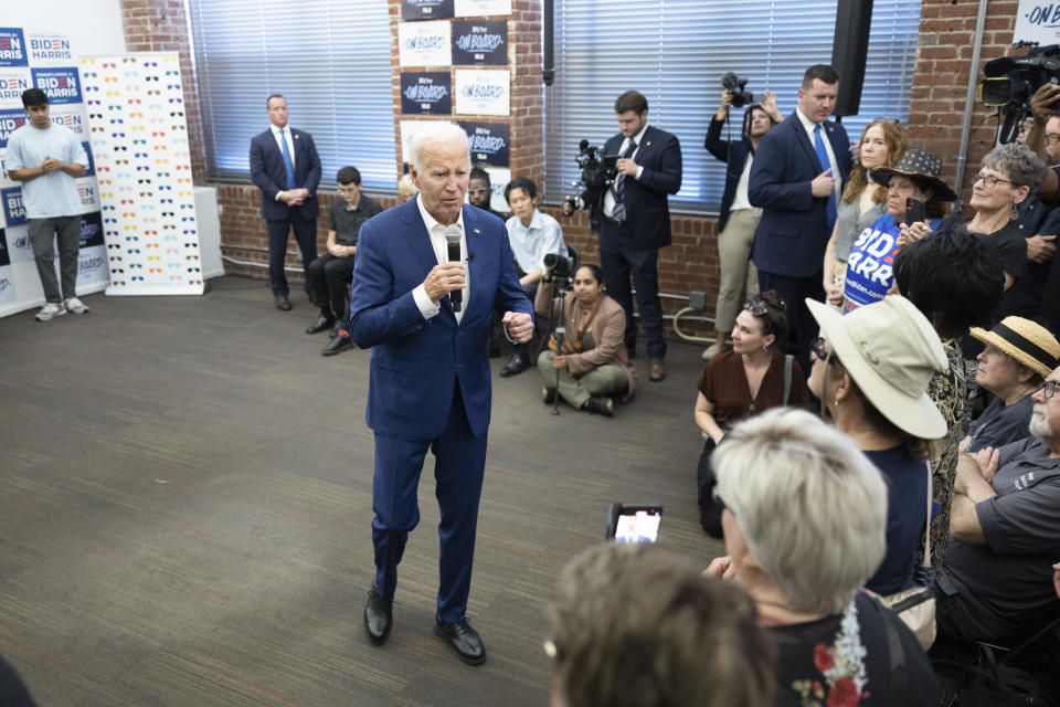 El presidente Joe Biden hizo una visita espontánea a una oficina de campaña en Filadelfia, el domingo. (Tom Brenner/The New York Times)